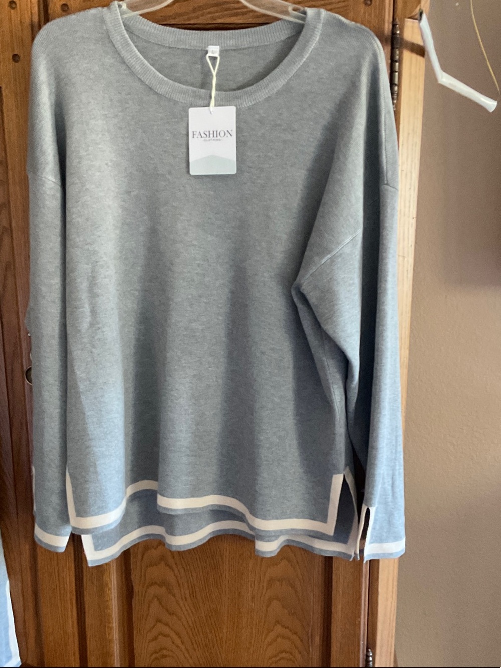 Fashion Light Gray Crewneck Sweater with Cream Contrast Hem